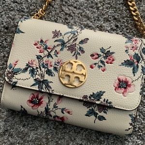 Super cute Willa printed chain wallet